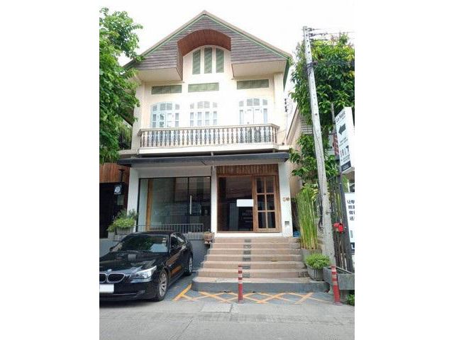 T01182 ให้เช่าตึกแถว มี 2 ห้อง ข้าง Hotel Noir