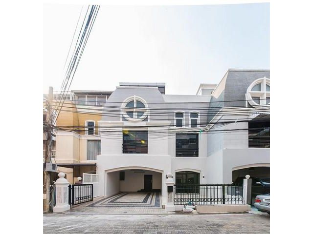 ขายทาวน์โฮม 4 ชั้น รีโนเวทใหม่ทั้งหลัง ซอยเอกมัย12  ใกล้ห้างดองกี้ ใกล้รถไฟฟ้าBTSเอกมัย