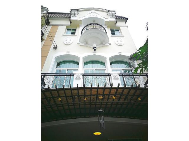ให้เช่าทาวน์เฮ้าส์ 3 ชั้น โครงการ The Metro พระราม 9 ใกล้ทางด่วน ติดมหาวิทยาลัยสแตม์ฟอร์ด เฟอร์ครบ