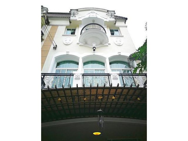 ให้เช่าทาวน์เฮ้าส์ 3 ชั้น The Metro พระราม 9