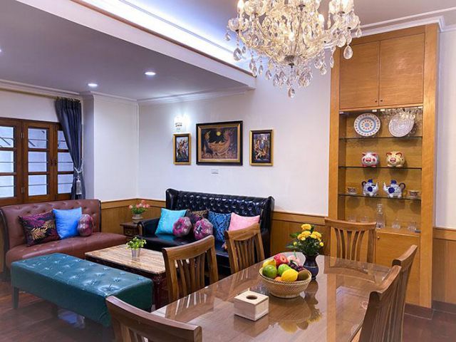 ให้เช่าทาวเฮ้าส์รีโนเวทใหม่ ในซอยสุขุมวิท 4 ค่าเช่า 50,000 บ/ด  โทร 093-9594717