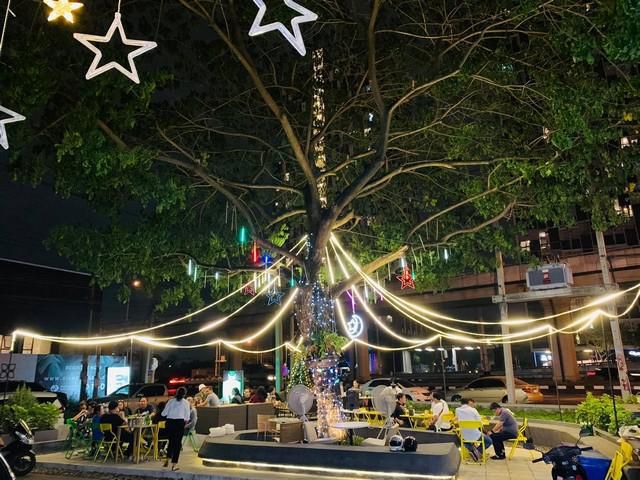 ให้เช่าทาวน์โฮม พร้อมลานเบียร์ ริมถนนรามอินทรา เหมาะทำคาเฟ่ เนื้อที่ 22ตรว3นอน 3น้ำ      ติดต่อคุณ สมศักดิ์ Tel: 098268