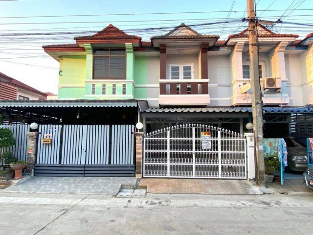 ขายทาวน์เฮ้าส์ 2 ชั้น หมู่บ้านพุทธชาติ บางบัวทอง **ใกล้รถไฟฟ้าสายสีม่วง สถานีบางรักใหญ่**  รีโนเวทใหม่ พร้อมอยู่ค่ะ