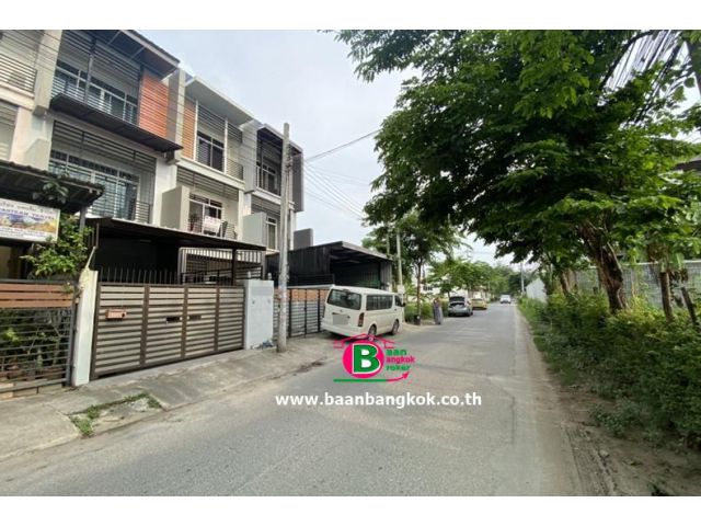 ทาวน์โฮม 3 ชั้น ซอยนาคนิวาส 48 แยก 14 เนื้อที่ 20 ตรว.ถนนนาคนิวาส เขตลาดพร้าว