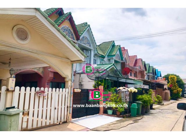 ทาวน์เฮาส์ 2 ชั้น ม.รัตนาธานี เนื้อที่ 23 ตรว. อ.บางบัวทอง จ.นนทบุรี