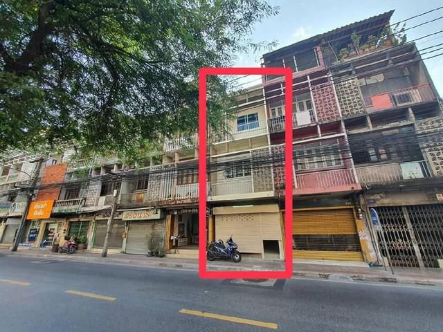 ให้เช่าตึกแถว 4 ชั้น รีโนเวทใหม่ ติดถนนอินทามระ
