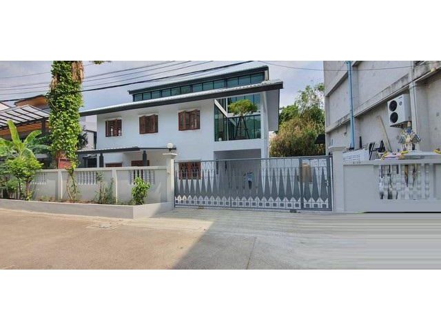 ให้เช่าบ้านเดี่ยว2ชั้น รีโนเวทใหม่ ย่านโชคชัย4 เหมาะทำโฮมออฟฟิศ