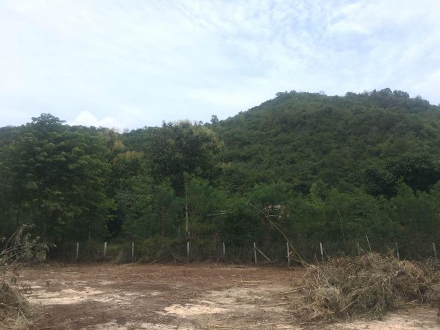 ขายที่ดิน 2 ไร่ ห่างถนนธนะรัชต์ 3 กม. วิวสวยภูเขาล้อมรอบ ที่ดินถมเป็นเนินพร้อมปลูกบ้าน โฉนดพร้อมโอน ขายราคาไร่ละ 4  ล้าน