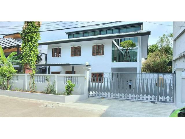 ให้เช่าบ้านเดี่ยวเหมาะทำออฟฟิศ ถนนลาดพร้าว โชคชัย4