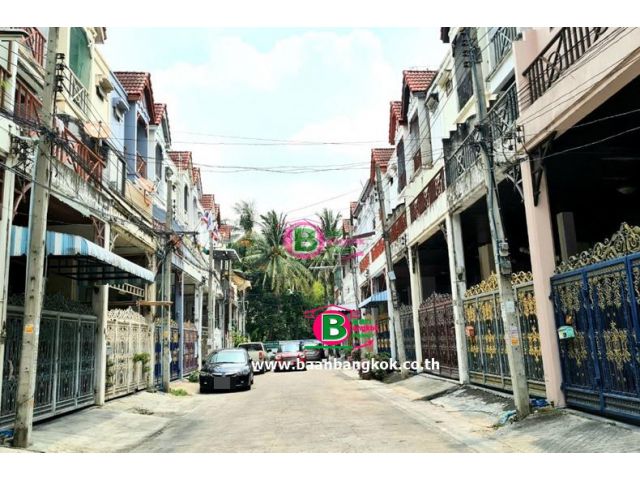 ทาวน์เฮาส์ 3 ชั้น ซอยกรุงเทพนนท์ 8 เนื้อที่ 25 ตรว. ถ.กรุงเทพ-นนท์ 8 อ.เมือง นนทบุรี