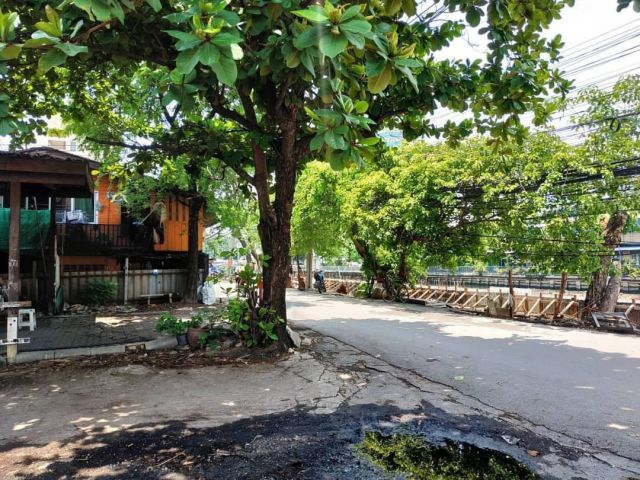 ขายที่ดิน 2-3 ไร่ แปลงสวย ย่านงามวงศ์วาน   ซอยงามวงศ์วาน 59  เนื้อที่ 1,013 ตรว. แปลงสวย   ขนาด 2-2-13 ไร่   หน้ากว้าง 40 เมตร