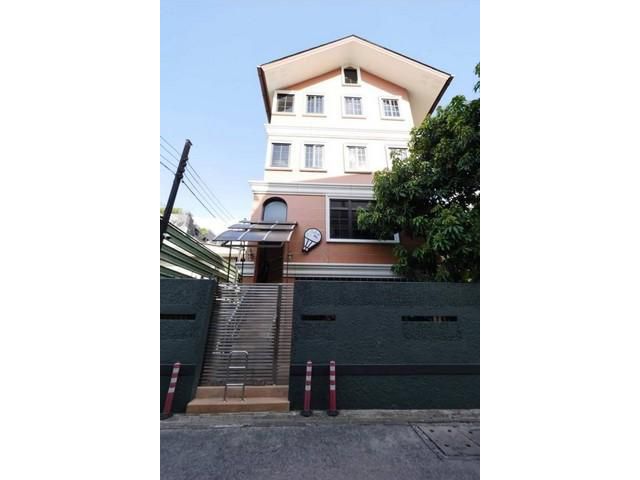 ให้เช่าบ้าน 3ชั้น ถนนพหลโยธิน อารีย์ ใกล้ BTS