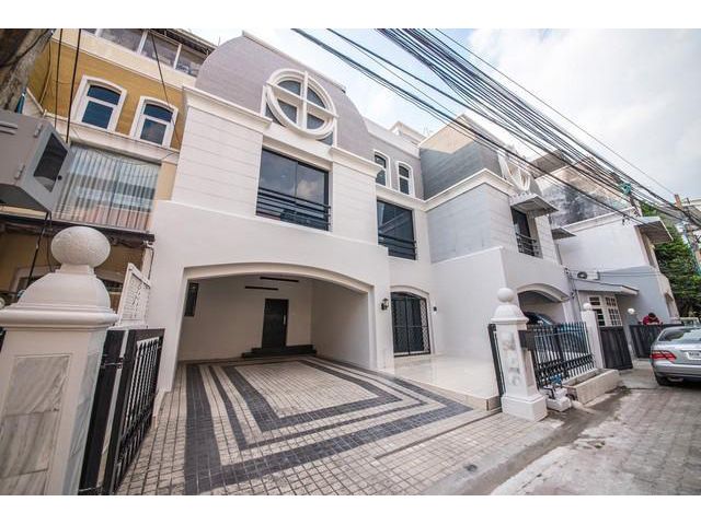 ขายทาวน์โฮม 4 ชั้น เอกมัยซอย 12  รีโนเวทใหม่ ใกล้BTSเอกมัย