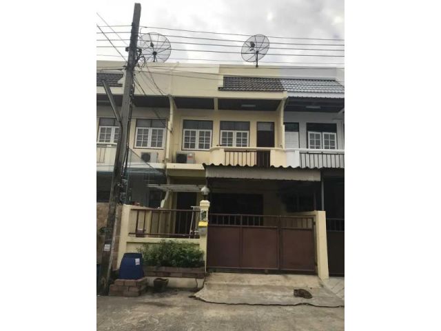 รหัส B0737 ทาวน์เฮ้าส์ หมู่บ้านพรไพลิน ซอย ลาซาล 3  3 ห้องนอน 2 ห้องน้ำ 24 ตร.ว.  ทาวน์เฮ้าส์ ใกล้ b