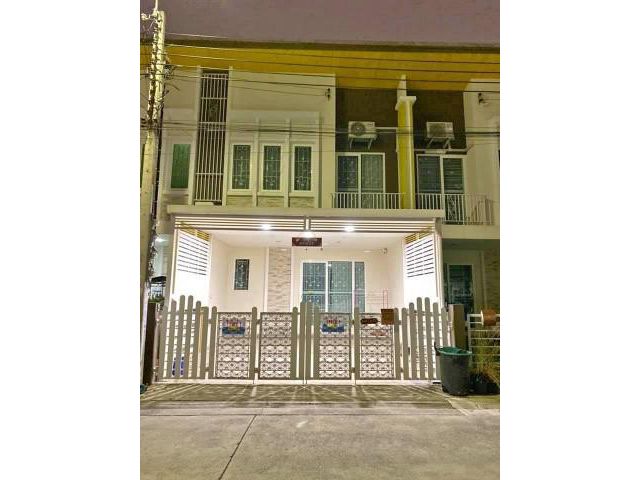 รหัส B0780 ให้เช่าบ้านทาวน์โฮม โครงการโกลเด้น ทาวน์ บางนา-กิ่งแก้ว ติดถนนใหญ่ ใกล้เมกะ บางนา  รายละเ