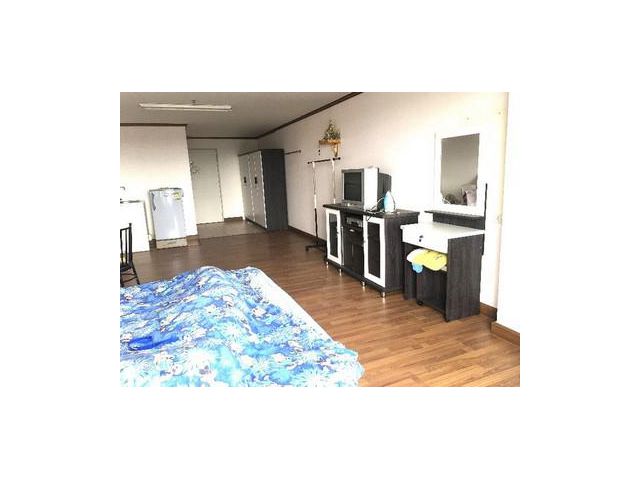 ห้องอยู่ใกล้ลิฟต์ ปูพื้นห้องใหม่