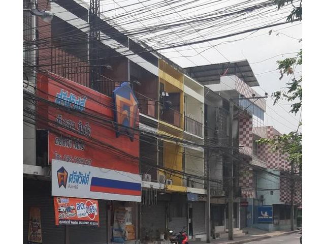 ขายอาคารพาณิชย์สามคูหา 3 ชั้น ติดริมถนนอินทามระ