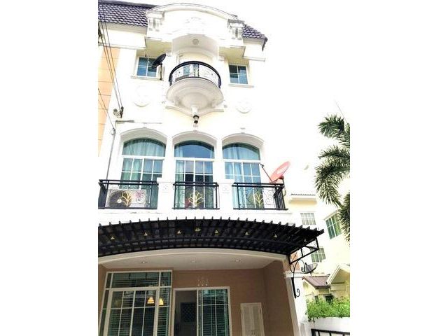 ให้เช่าทาวน์โฮม 3 ชั้น เดอะ เมทโทร พระราม 9