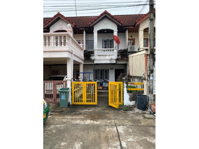 ขายทาวน์เฮาส์ 2 ชั้น หมู่บ้าน อรุณธร ถ.สุขาภิบาล 5 โทร 0866693717 ขาย 1 .4 ล้านบาท