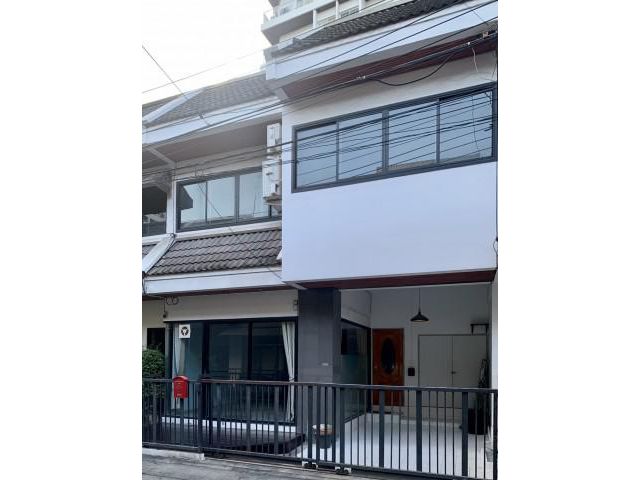 รหัสทรัพย์ B0980 ทาวน์เฮาส์ ซอย ธารารมณ์ 2 (ระหว่างทองหล่อ 18-20)