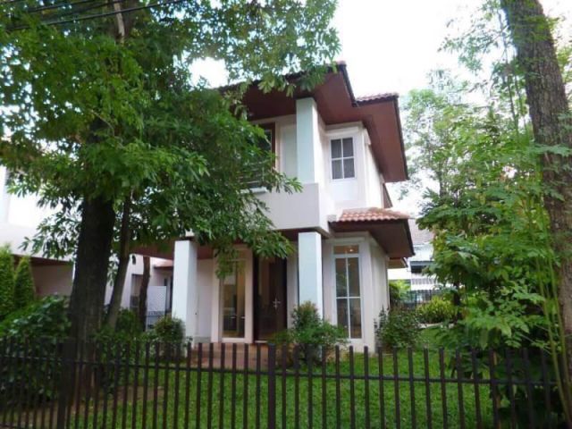ให้เช่าบ้านเดี่ยว2ชั้นติดเลียบทางด่วนเอกมัย-รามอินทรา หมู่บ้านBangkok Villa