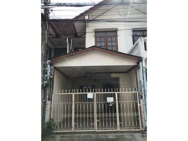 บ้านทาวน์เฮ้าส์  อยู่ข้างๆห้างเซียร์รังสิต