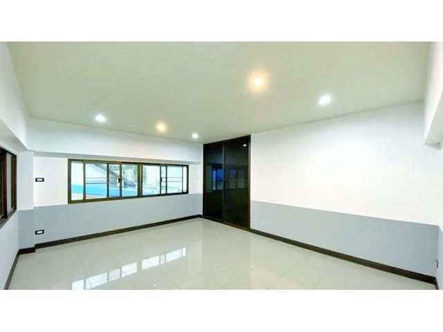 ให้เช่าโกดังพร้อมออฟฟิต ย่านหลักสี่ ดอนเมือง ​พื้นที่ใช้สอย 1,000​ ตร.ม ทำโรงพ่นสี ราคา 99,000 บาท เขตหลักสี่