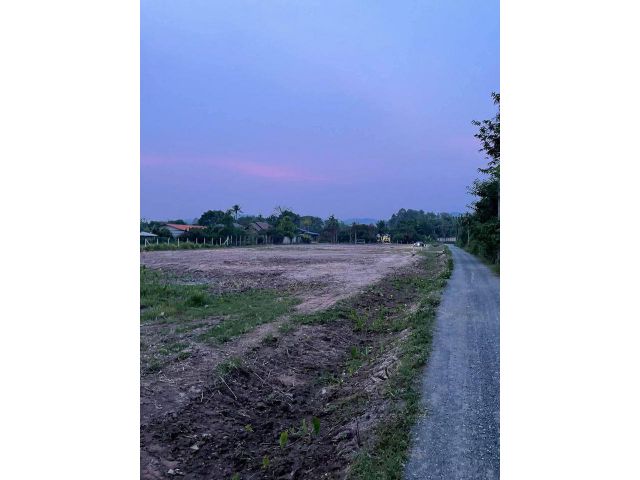 ขายที่ดิน พร้อมเอกสารสิทธฺ์ โฉนด ที่ดินทำเลสวย   พร้อมโอน  ที่ดินถมเเล้ว ติดถนนสาธารณะ