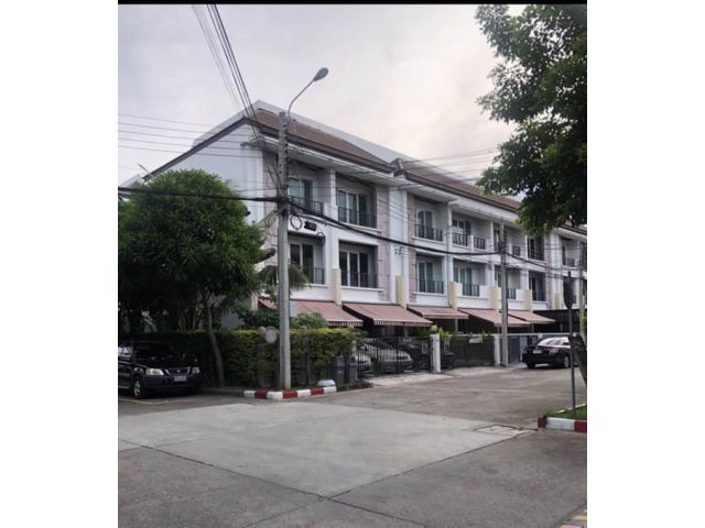 ทาวน์โฮม บ.กลางเมืองพระราม 9 ลาดพร้าว 3 ชั้น  2 หลังห้องมุม 64.92 ตรว ใกล้จุดขึ้นลงทางด่วน 22 ล้าน