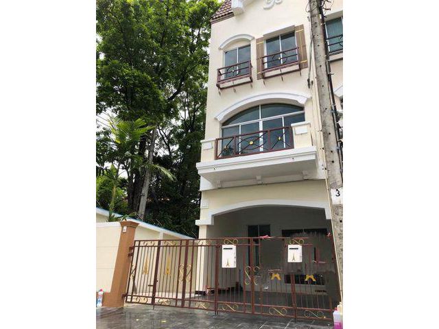 ให้เช่าทาวน์โฮมบ้านกลางเมืองเดอะปารีสกรุงเทพกรีฑา7
