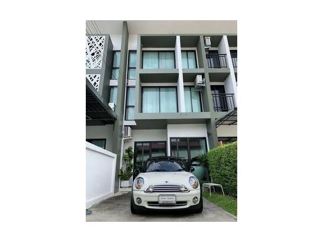 ทาวน์โฮม 3 ชั้น บ้านเชิดเพลส ซ.วุฒากาศ 1