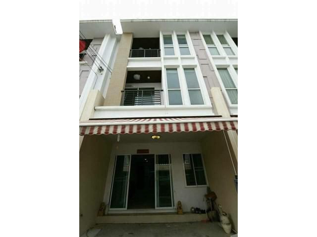 ให้เช่าทาวน์โฮม 3 ชั้น บ้านกลางเมือง เอสเซ้นส์ อ่อนนุช – วงแหวน ลาดกระบัง ถนนลาดกระบัง