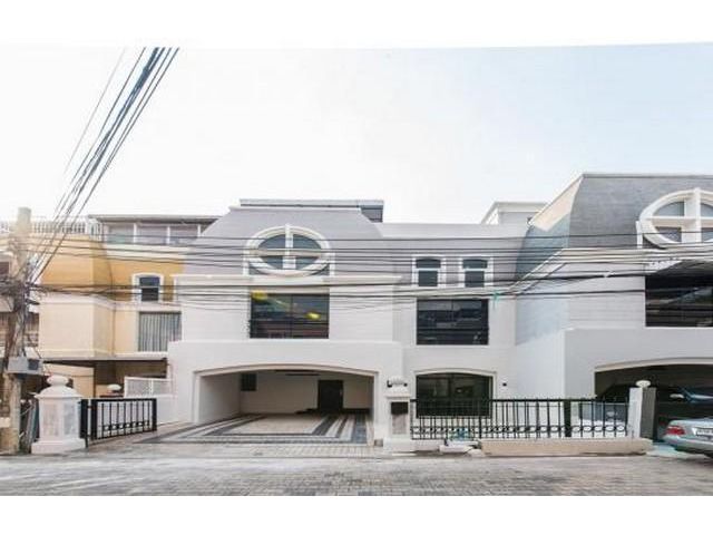 ขายทาวน์โฮม4ชั้นรีโนเวทใหม่ เนื้อที่ 40 ตร.ว.บ้านหันหน้าทิศตะวันออก อายุบ้าน 20 ปี  ย่านเอกมัย ถนนสุขุมวิท