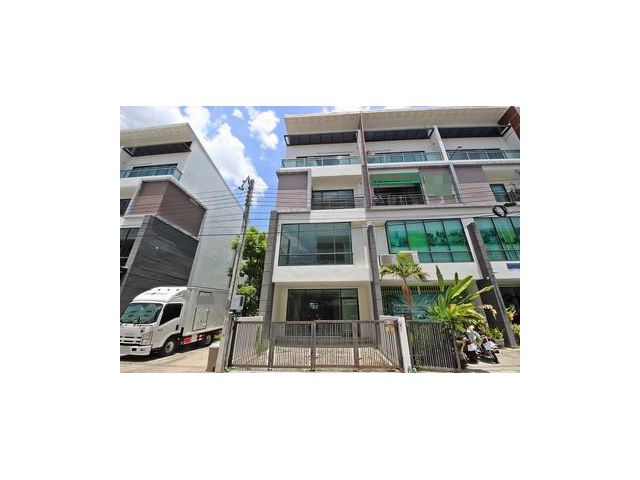 ต่อเติมหลังคาด้านหลังเรียบร้อย หลังมุม