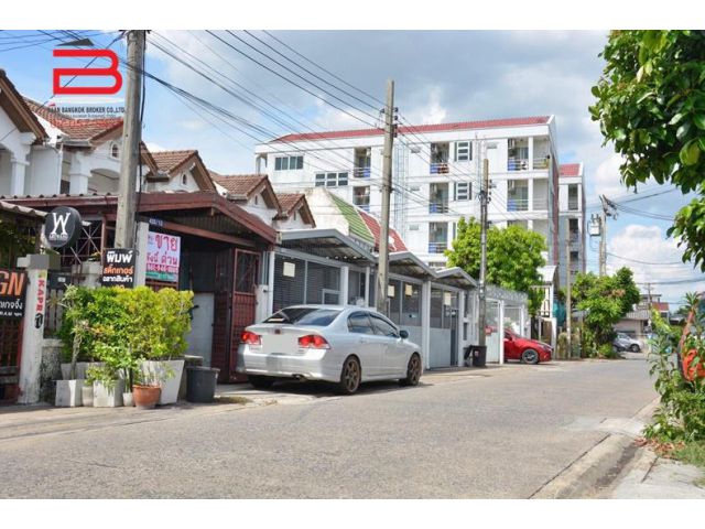 ทาวน์เฮาส์ 2 ชั้น ซอยลาดพร้าว 87 แยก 16 เนื้อที่ 27 ตรว. เขตวังทองหลาง