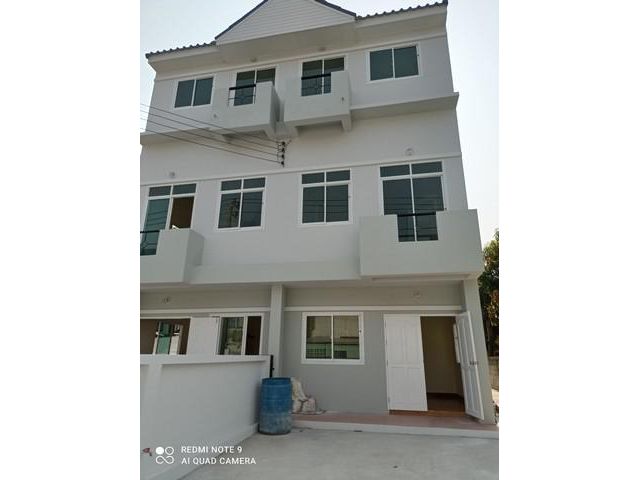 บ้านแฝด 3 ชั้นเล่นระดับ 3 ห้องนอน  สุขุมวิท 93