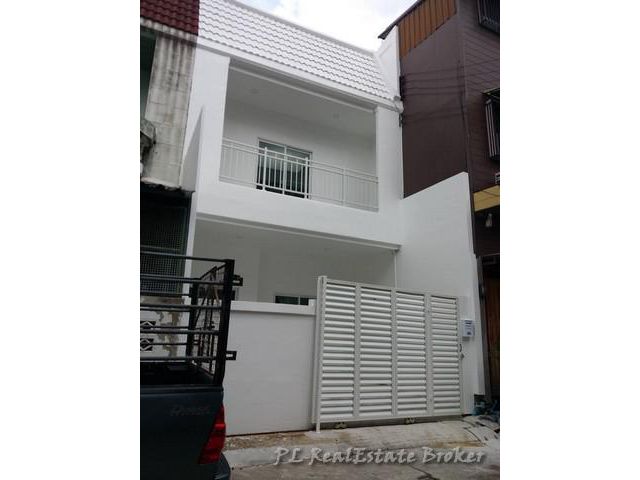 ขายทาวน์โฮม 2 ชั้นรีโนเวทใหม่ 300 ตรม สุขุมวิท81