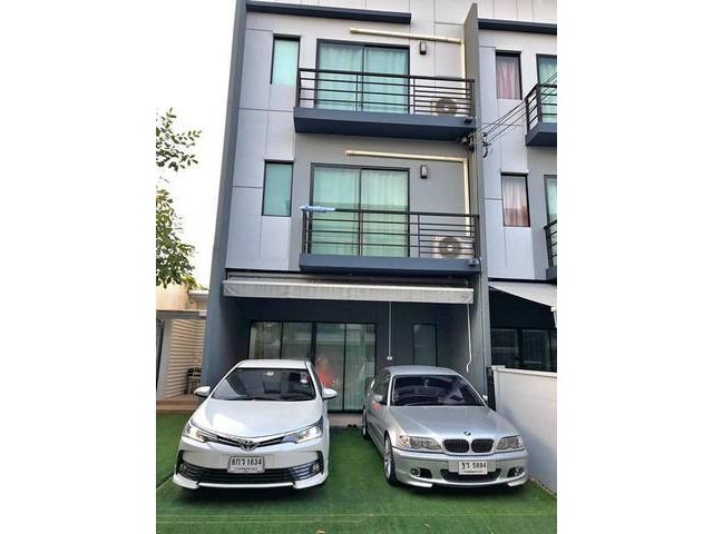 ให้เช่าทาวน์โฮม3ชั้นถนนเลียบวงแหวนกาญจนาภิเษก บ้านกลางเมือง พระราม9-อ่อนนุช หลังมุม