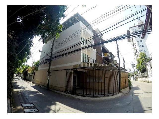 ให้เช่าทาวน์โฮม 4 ชั้น ถนนสุขุมวิท