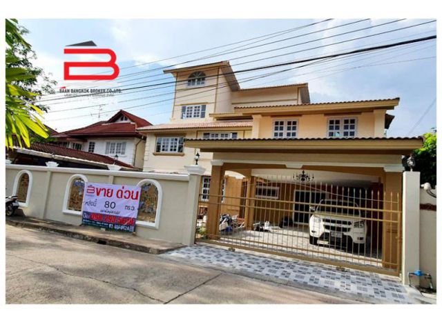 บ้านหลังใหญ่ 3 ชั้น สไตล์สเปนนิช โครงการ มณียาท่าอิฐ เนื้อที่ 80 ตรว.