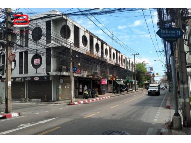 อาคารพาณิชย์ 3 ชั้น หลังมุม โชคชัย 4 ซอย 8 เนื้อที่ 19 ตรว. ถนนลาดพร้าว