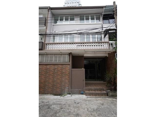 ให้เช่าทาวน์โฮม 3ชั้น ซอยศาลาแดง สีลม ใกล้ BTS