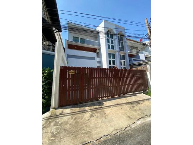 ให้เช่าทาวน์โฮม 3 ชั้น สุขุมวิท 54 ใกล้ BTSอ่อนนุช