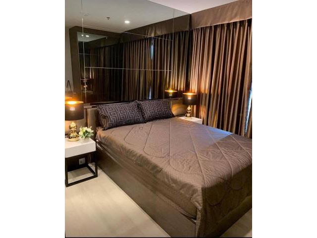 ให้เช่าคอนโด Life Asoke การเดินทางสะดวก (ใกล้ MRTเพชรบุรี ,แอร์พอร์ตลิ้งค์) วิวสระว่ายน้ำ