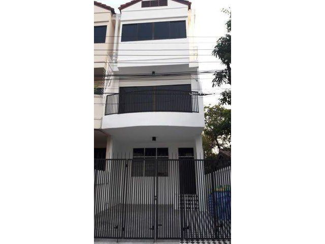 ขายทาวน์โฮม 3 ชั้น ซอยอุดมสุข 51 ใกล้พาราไดซ์พาร์ค เหมอะพักอาศัย