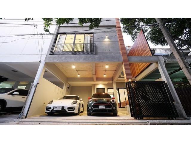 ให้เช่าทาวน์โฮมซอยสุขุมวิท49 ตกแต่งครบ style modern loft ห้องน้ำมีOUTDOOR JAGUZZI  ใกล้ BTS พร้อมพงษ์ เเละ BTS ทองหล่อ