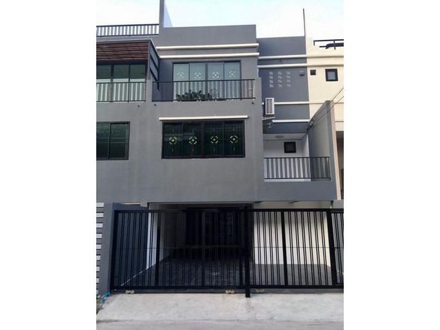 ให้เช่าทาวน์โฮม 3 ชั้น พร้อมชั้นดาดฟ้า รีโนเวทใหม่ทั้งหลัง ซอยลาดพร้าว 41 ทะลุลาดพร้าววังหินได้