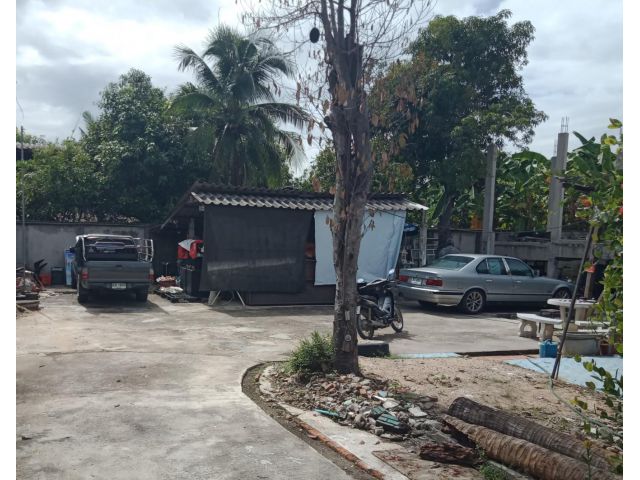 ที่ดินพร้อมโครงสร้างบ้าน