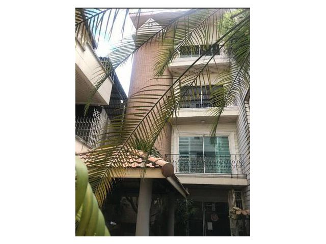 ตึกแถว 2 ห้องปรับปรุงเป็นโรงแรม  23 ตารางวา