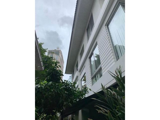 ให้เช่าทาวน์โฮม 3 ชั้น 300 ตรม. ใกล้เอ็มโพเรียม